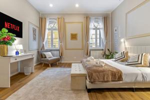 a bedroom with a large bed and a desk at Tiffany - Netflix Disney per 8pp con Garage Box in Trieste +38 photos