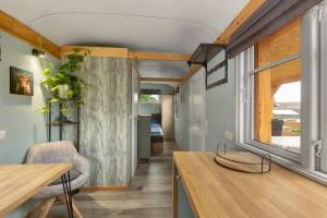 LohfeldenにあるTiny Houseのテーブルと窓のあるリビングルーム +12枚の写真