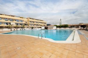 アデへにあるApartmento Palace Playa Paraisoの建物の前のプール