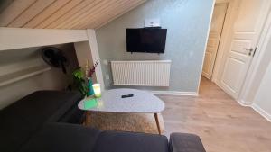 Televisyen dan/atau pusat hiburan di Ugglegatan 17 - Två rum & kök +9 gambar