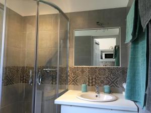 Kúpeľňa v ubytovaní Happy Mammy Bababarát Apartmanház 1 - Hűvös utca