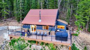 an aerial view of a blue house with a red roof at Skyline Lodge in Ninetyfour