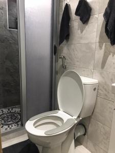 Ein Badezimmer in der Unterkunft Fnideq Beachfront Apartement