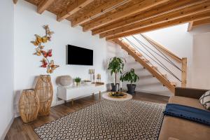 イコー・デ・ロス・ビノスにあるCasa Adayeim 2の白い壁と木製の梁があるリビングルーム