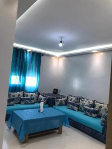 Ein Sitzbereich in der Unterkunft Fnideq Beachfront Apartement