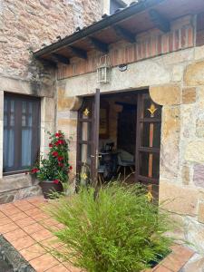 - une entrée pour un bâtiment en pierre avec une terrasse dans l'établissement Posada la Estela de Barros, à Los Corrales de Buelna 20 autres photos