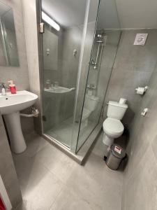 een badkamer met douche, toilet en wastafel bij RED Cabin-Larnaca Centrum in Larnaka