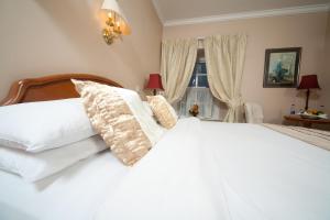 Uma cama ou camas num quarto em Darnley Lodge Hotel