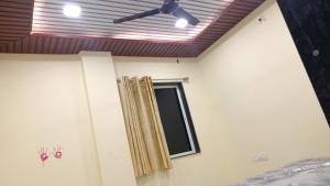 Pawan villa cottage في بانتشجانى: مروحة سقف في غرفة مع نافذة