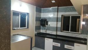 Pawan villa cottage في بانتشجانى: حمام مزود بحوض ومِرآة