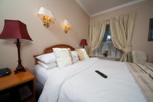 Uma cama ou camas num quarto em Darnley Lodge Hotel