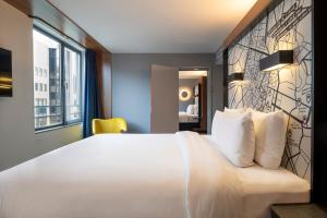 Ένα ή περισσότερα κρεβάτια σε δωμάτιο στο Pestana Brussels Schuman +17 φωτογραφίες