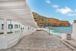 San MarcosにあるAtlantic Retreatの海沿いの歩道のある白い建物