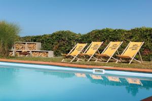 Bazén v ubytování Luxury House with Pool, Garden, AC & Sauna nebo v jeho okolí