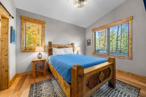 バナー・エルクにあるBear Woods Belle at Eagles Nestのベッドと2つの窓がある寝室