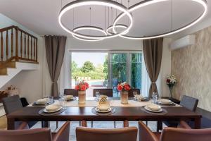 Posezení v ubytování Luxury House with Pool, Garden, AC & Sauna