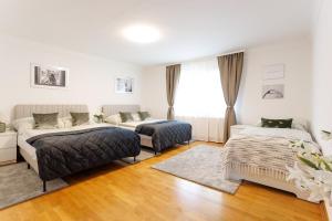 Postel nebo postele na pokoji v ubytování Luxury House with Pool, Garden, AC & Sauna + 97 fotografií