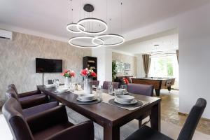 TV a/nebo společenská místnost v ubytování Luxury House with Pool, Garden, AC & Sauna