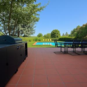 Bazén v ubytování Luxury House with Pool, Garden, AC & Sauna nebo v jeho okolí