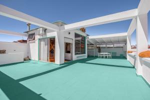 Agro Surf House في نوفو سانكتي بيتري: إطلالة على منزل ذو أرضية خضراء