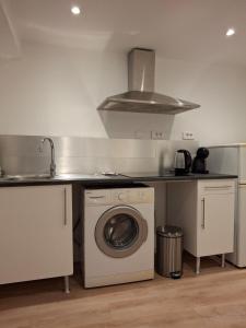 a kitchen with a washing machine and a sink at Studio dans centre historique in Vallauris