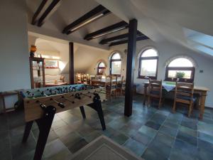 eine Tischtennisplatte in einem Zimmer mit Esszimmer in der Unterkunft Farma Loreta in Vlašim