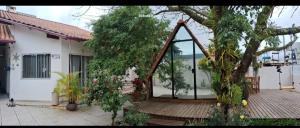 un belvédère dans la cour d'une maison dans l'établissement Chalé Ecológico para 2 pessoas, à Bombinhas