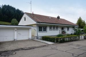 ヴァルトキルヒにあるFerienwohnung Poolblickの柵と私道のある白い家