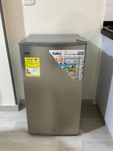 un refrigerador gris con una pegatina en Apartmento Úbate, en Ubaté 9 fotos más