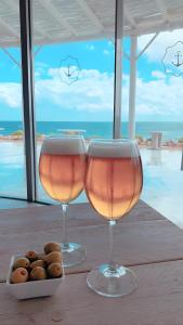 zwei Gläser Wein und eine Schüssel Essen auf dem Tisch. in der Unterkunft Modern Marina Apt Fantastic in Estepona