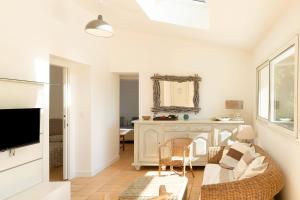 una sala de estar con un sofá y una mesa en T3 Grande Terrasse Vue Foret, en Soorts-Hossegor