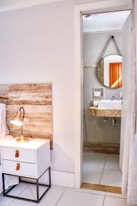a bathroom with a sink and a mirror at Pousada Villegaignon in Búzios