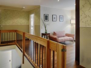 Una sala de estar con una escalera y un sofá. en Ferienhaus Elsa 180 qm, en Rust