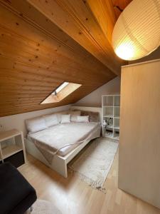 Postel nebo postele na pokoji v ubytování Architect-Apartments Atelier 42qm, Küche und Bad