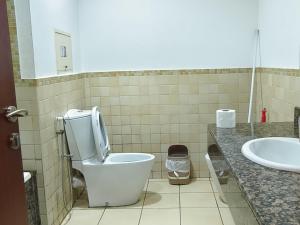 Koupelna v ubytování Dubai Beach Living JBR Hostel + 3 fotografie