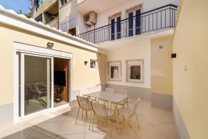 アルジェースにあるWHome Peaceful Algés Family Home away from City Noiseのバルコニーにテーブルと椅子が置かれたダイニングルーム