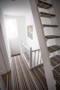 ein Raum mit Treppe, mit Decke und Treppe in der Unterkunft Stone's Throw // Central Newquay // Parking in Newquay