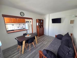 una sala de estar con un sofá y una mesa en Depto de 2 ambientes zona Guemes, en Mar del Plata