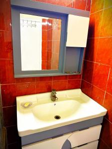 Private Room Secure and Central Near Embassies في اسلام اباد: حمام مع حوض ومرآة