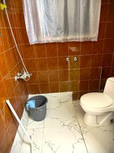 Private Room Secure and Central Near Embassies في اسلام اباد: حمام مع مرحاض وسلة مهملات