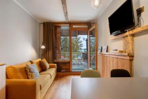 Una televisión o centro de entretenimiento en Casa Andrea vista Monte Bianco