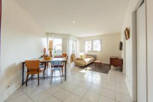 アンデルノ・レ・バンにあるAppartement Thiers in Andernosのテーブルと椅子のあるキッチンとリビングルーム