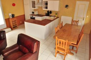 cocina con mesa y sofá y cocina con mesa en Gîtes de Lopéau - jusqu'à 8 invités, en Plogonnec