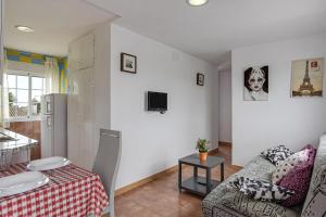 a living room with a couch and a table at Apartamento Villa Mayo C in Conil de la Frontera