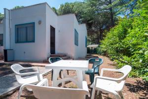 a white table and chairs in front of a house at Miravacanze Peschici in Peschici