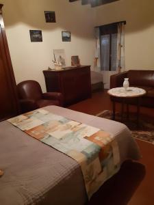 una camera da letto con un letto, un tavolo e un divano di Gîte 35 a Couffy Altre 2 foto