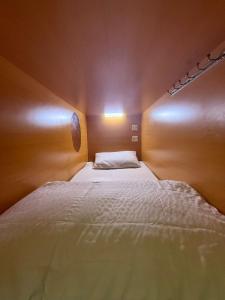 Postel nebo postele na pokoji v ubytování Dubai Beach Living JBR Hostel