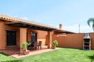 コニル・デ・ラ・フロンテーラにあるVilla Marta Claraの家のパティオ(テーブル、椅子付)