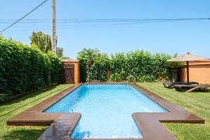コニル・デ・ラ・フロンテーラにあるVilla Marta Claraの家の裏庭にあるプール