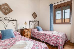 コニル・デ・ラ・フロンテーラにあるVilla Marta Claraのベッド2台と窓のある寝室 +14枚の写真